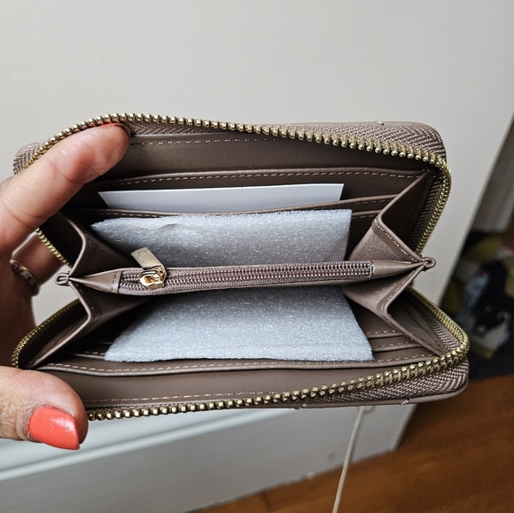 Ellen Tracy The Chevron Quilted Collection Zip Around Indexer Wallet - Picture 11 of 12